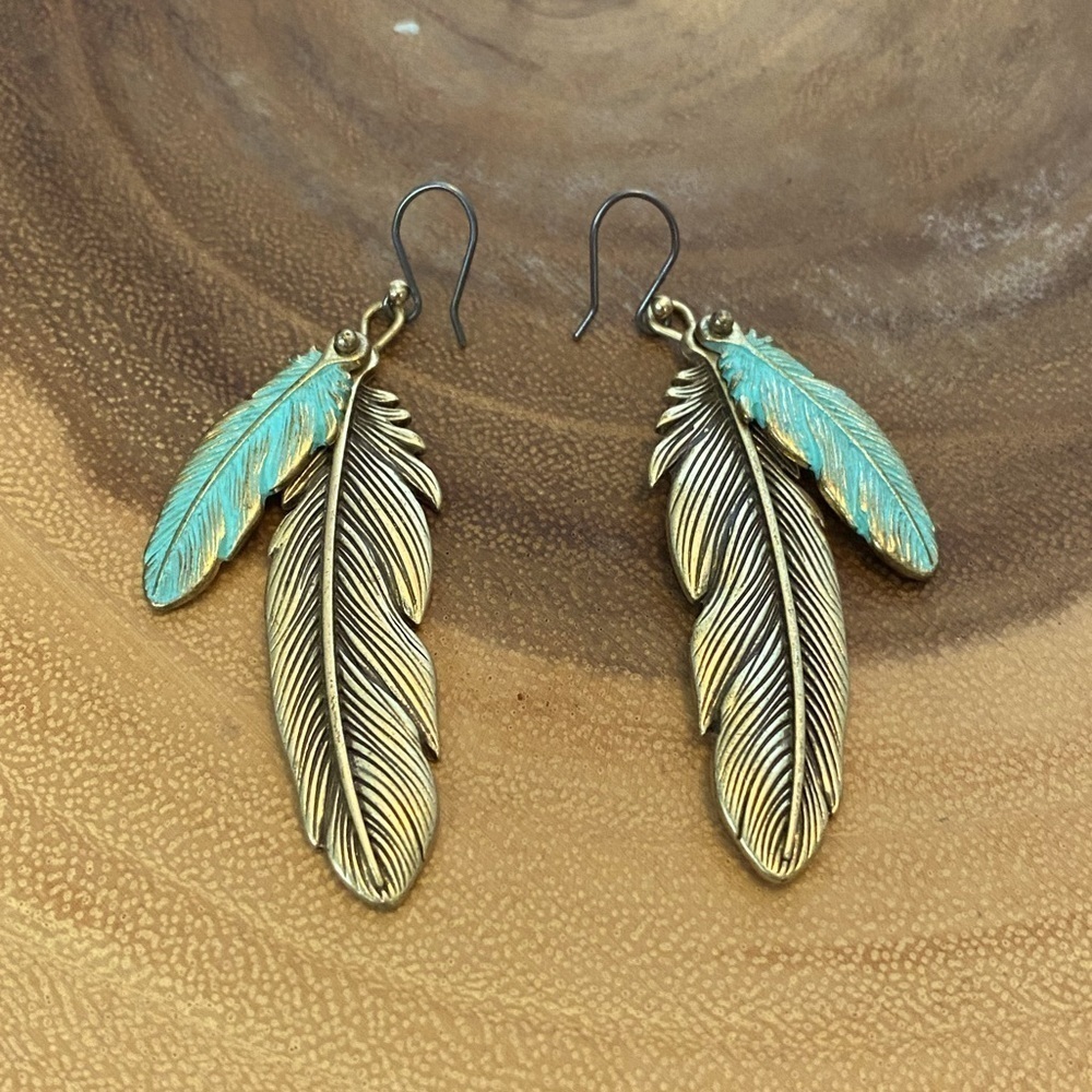 Pretty feather drop earrings. Bohemian style. 🪶